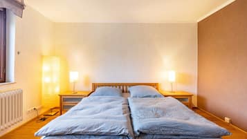 Iron/ironing board, WiFi, bed sheets