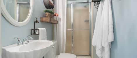 Comfort-Suite, 1 King-Bett, Nichtraucher, eigenes Bad | Badezimmer | Haartrockner, Handtücher, Seife, Shampoo
