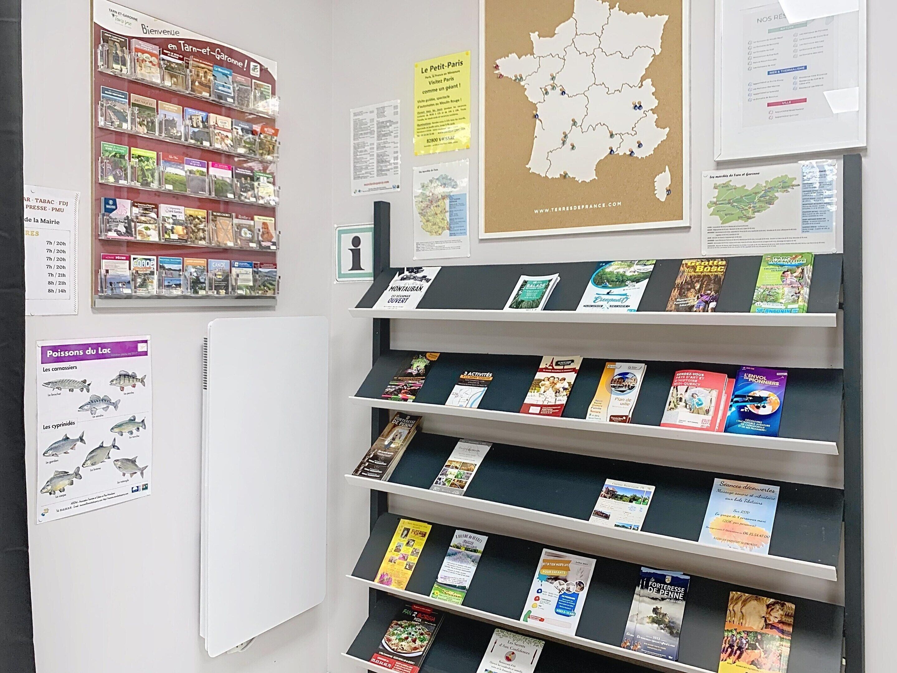 Eine Bibliothek mit Bücherregalen, einer Karte und Informationsplakaten.
