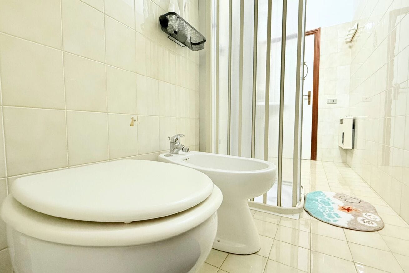 Douche, bidet, serviettes fournies