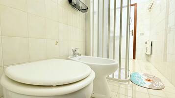 Douche, bidet, serviettes fournies