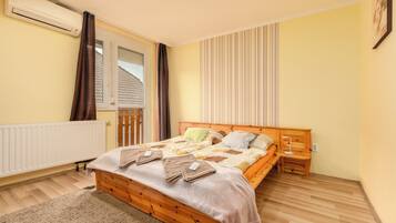 In-room safe, laptop workspace, blackout curtains, free WiFi