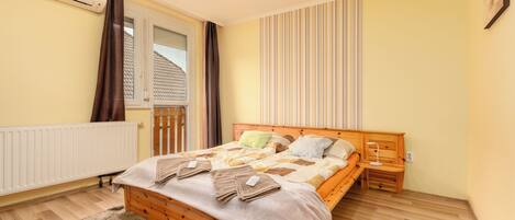 Family Studio, Courtyard View | In-room safe, laptop workspace, blackout drapes, WiFi (free)