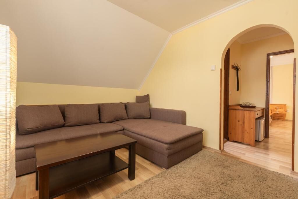 Suite Junior, vue cour intérieure | Coin séjour