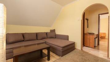 Suite Junior, vue cour intérieure | Coin séjour