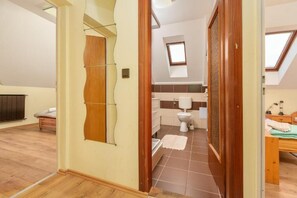 Basic-Apartment, Balkon, Blick auf den Innenhof