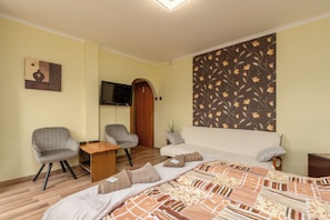 Habitación doble, vista al patio | Caja de seguridad en la habitación y escritorio 