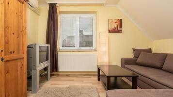 Apartemen Basic, balkon, pemandangan halaman | Area keluarga