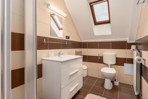 Appartamento Basic, balcone, vista cortile | Bagno | Asciugacapelli, asciugamani, carta igienica