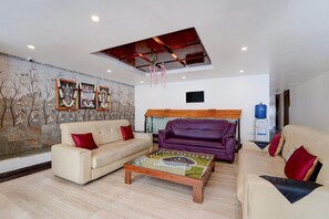 House | Living room - Deluxeabirami Grand Inn (Kodaikanal)
