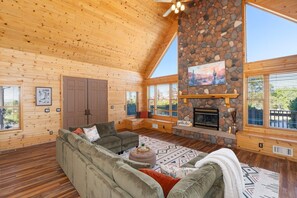 TV, fireplace, ping pong, books - Spectacular Mountain Views | Hot-tub | Games (Prescott)