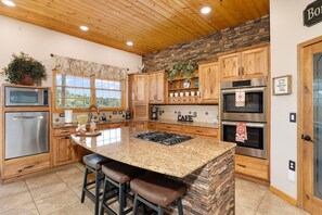 Fridge, microwave, oven, stovetop - Spectacular Mountain Views | Hot-tub | Games (Prescott)