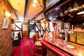 Bar (on property) - Royal Hotel (Gateshead)