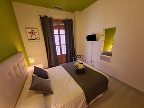 Apartment, Balcony, City View | In-room safe, free WiFi - Nest Flats Plaza del Carmen (Granada)