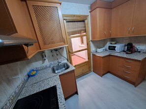 Apartamento, balcón, vistas a la ciudad | Cocina privada