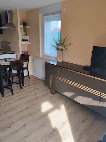 Dining. 1-bedroom house 8 minutes from the 24H circuit