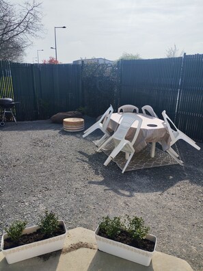 Outdoor dining - 1-bedroom house 8 minutes from the 24H circuit (Allonnes)