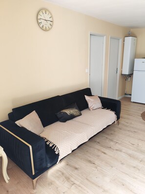 Living area - 1-bedroom house 8 minutes from the 24H circuit (Allonnes)