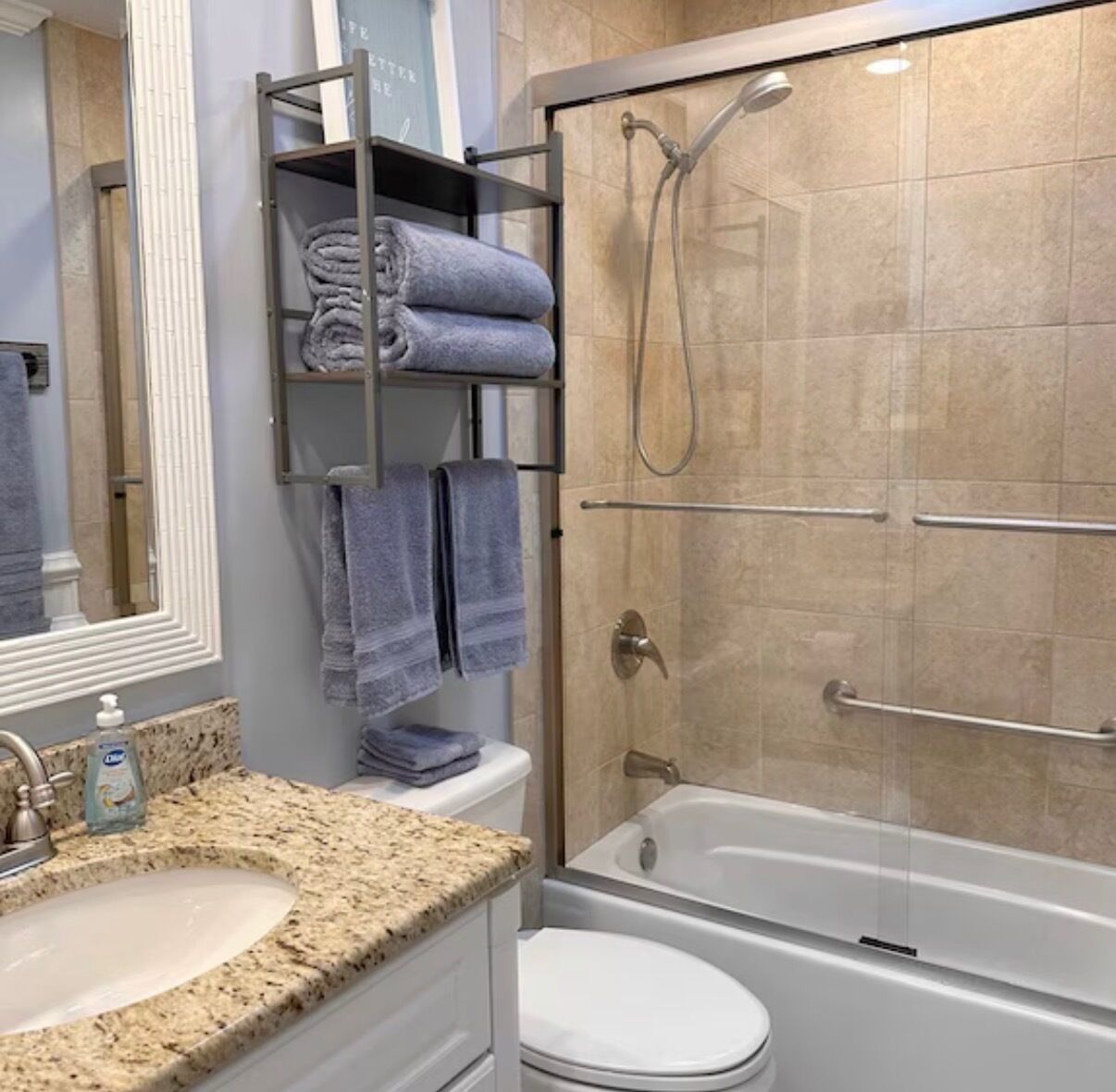 Un baño con lavabo, inodoro y ducha.