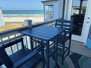 Outdoor dining - Oceanfront•Steps to beach•Pool view•Sleeps 6 (Myrtle beach)