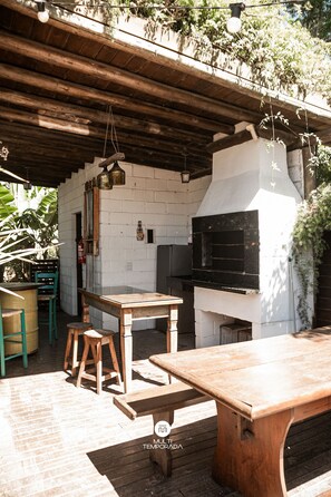 Family Cottage, Pool Access | Outdoor dining - Sítio Simon com Piscina Privativa - SC (Imbituba)