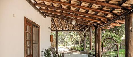 Chaumière familiale, accès à la piscine | Terrasse/patio