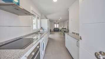Geladeira, micro-ondas, fogão, cooktop