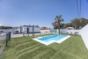 Pool - Casa El Marques: Private Pool, Terrace & Wi-Fi in Chiclana de la Frontera (Chiclana de la Frontera)