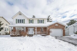 Exterior - Executive 7 bedrooms 3.5 Bathrooms (Bedford)