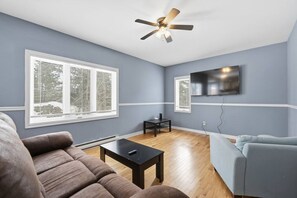 Living area - Executive 7 bedrooms 3.5 Bathrooms (Bedford)