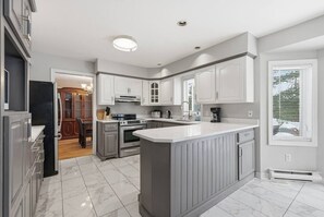 Private kitchen - Executive 7 bedrooms 3.5 Bathrooms (Bedford)