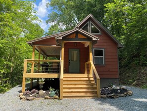 Exterior - Cozy 1 bedroom/loft cabin located in beautiful Bryson City, North Carolina (Bryson City)