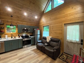 Microwave, oven, stovetop, dishwasher - Cozy 1 bedroom/loft cabin located in beautiful Bryson City, North Carolina (Bryson City)