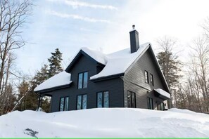 Exterior - Cozy Cottage — Getaway in Quebec (Brownsburg)