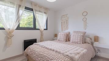 Tabla de planchar con plancha, wifi y ropa de cama