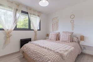 Tabla de planchar con plancha, wifi y ropa de cama 
