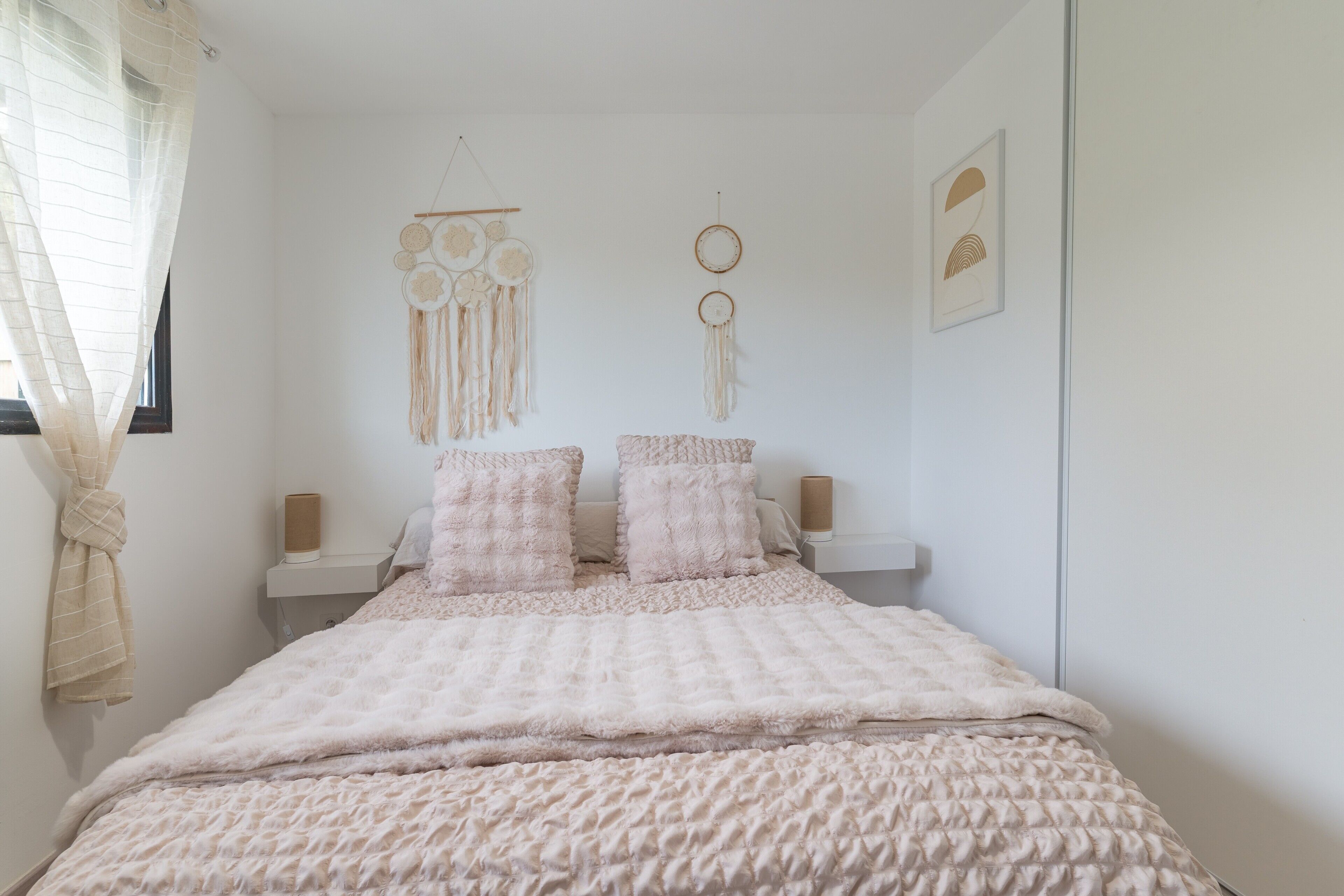 Tabla de planchar con plancha, wifi y ropa de cama 