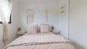Tabla de planchar con plancha, wifi y ropa de cama