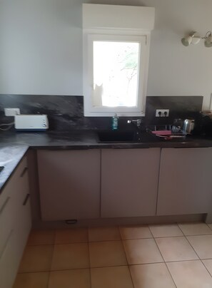 Private kitchen - Holiday Home 'A Romantic Retreat in The Woods' with Mountain View, Wi-Fi and Air Conditioning (Molières-sur-Cèze)