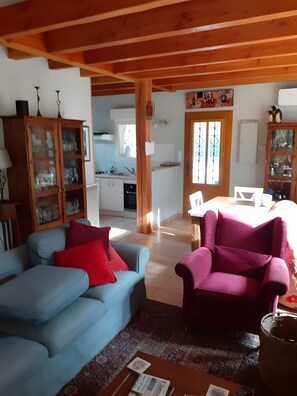 Living area - Holiday Home 'A Romantic Retreat in The Woods' with Mountain View, Wi-Fi and Air Conditioning (Molières-sur-Cèze)