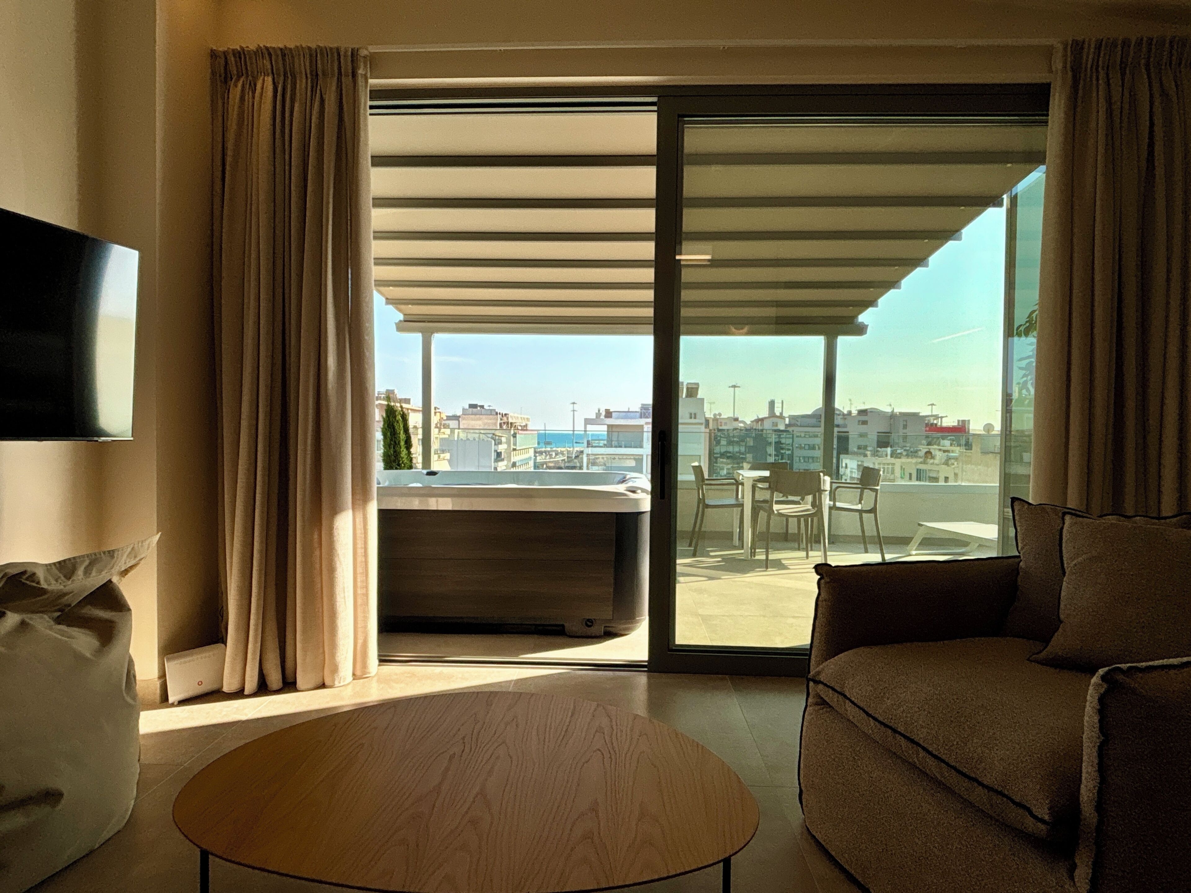 Un salon moderne avec un canapé, une table basse et un téléviseur fixé au mur.