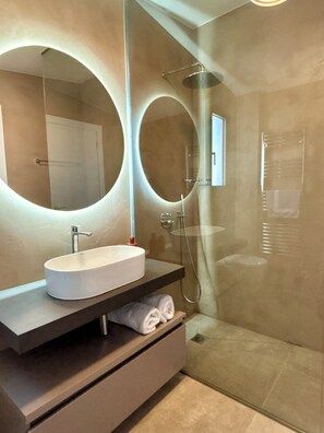 Haartrockner, Handtücher, Toilettenpapier