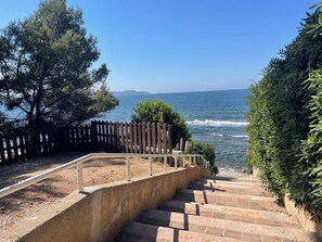 A staircase leading to a coastal area with a wooden fence and greenery. - ROOFTOP VILLA WITH SEA VIEW/BEACHES WITHIN WALKING DISTANCE (Carqueiranne)