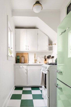 Kühlschrank, Mikrowelle, Ofen, Herdplatte