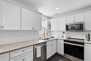 Private kitchen - Historic Eilers House Apartment / "Orange Underground" in the Heart of Downtown (Wilmington)