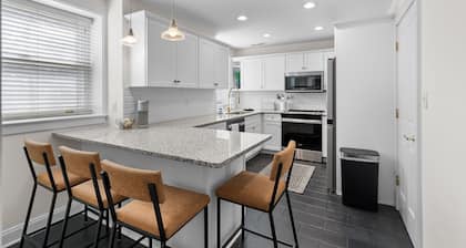 Historic Eilers House Apartment / "Orange Underground" in the Heart of Downtown