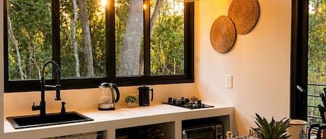 Refrigerador, horno, parrilla de estufa y utensilios de cocina
