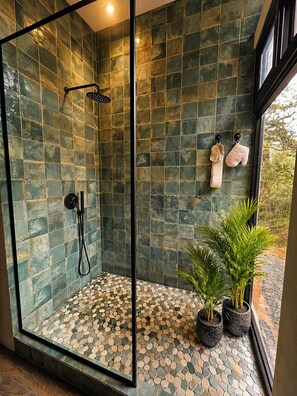 Shower, towels, soap, toilet paper - Jungle Home Escape private hot tub near beaches (Playa Matapalo)