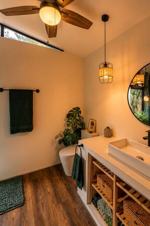Shower, towels, soap, toilet paper - Jungle Home Escape private hot tub near beaches (Playa Matapalo)