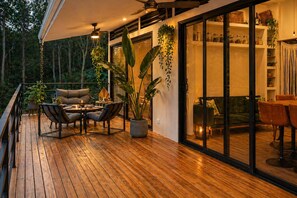 Outdoor dining - Jungle Home Escape private hot tub near beaches (Playa Matapalo)